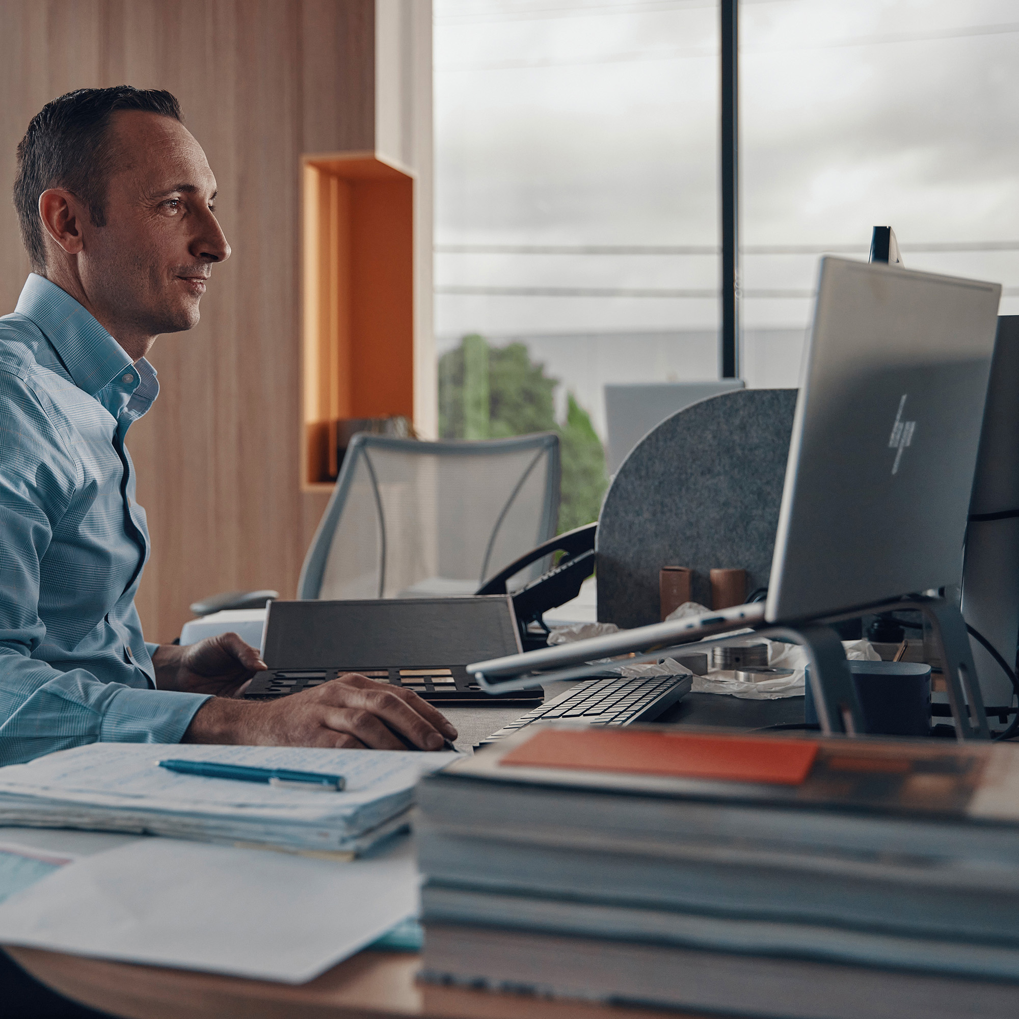 Businessman at his desk, working from the HP Elitebook 865.